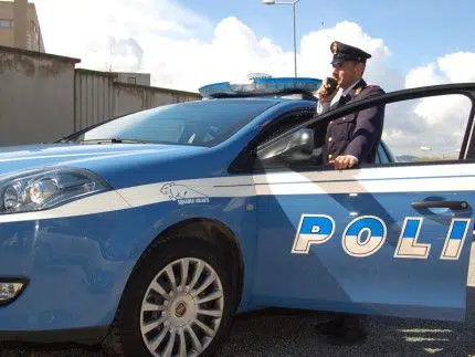 Fuga dopo l’alt della Polizia in sella ad una moto senza targa: bloccato e sanzionato dagli agenti