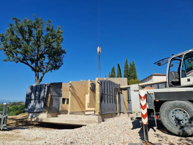 Prende forma il nuovo asilo nido a Campiglione: in corso il montaggio della struttura