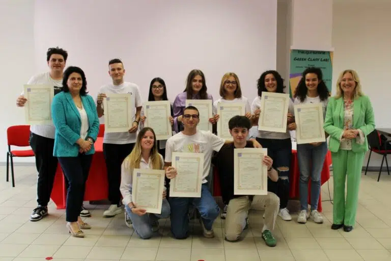 Cerimonia emozionante per la consegna di diplomi e borse di studio al Polo Urbani