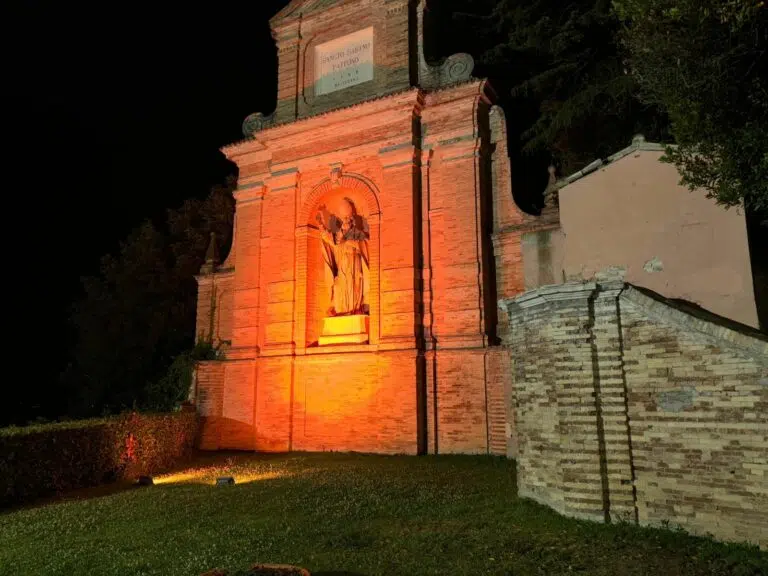 Anche Fermo per la distrofia muscolare FSHD: la statua di San Savino illuminata di arancione