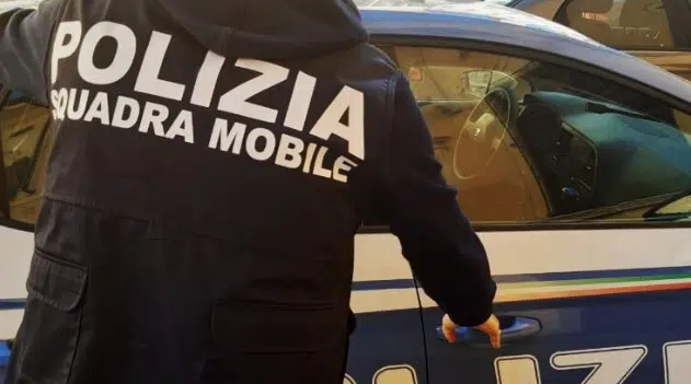 Danneggiano le auto in sosta e aizzano un cane contro una persona, denunciati 5 tunisini