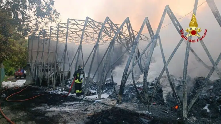 Incendio al suolificio Sgm, fumo visibile a chilometri di distanza