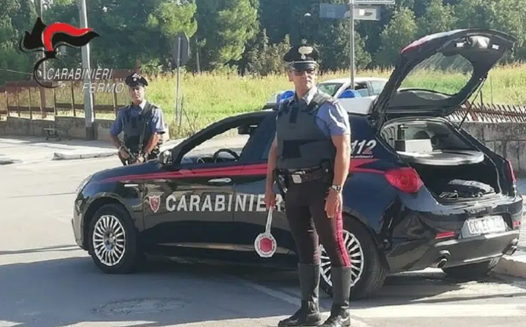 Dal motorino senza assicurazione e targa contraffatta, alla guida senza patente: due denunciati