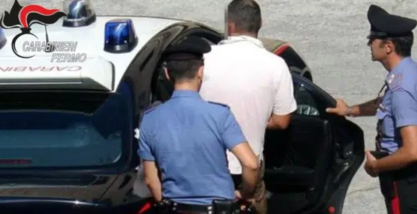 Un arresto e una denuncia per evasione dai domiciliari. Nei guai anche una donna alla guida di un’auto sequestrata