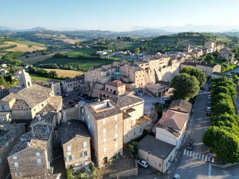 A Grottazzolina un settembre di spettacoli: il borgo accoglierà Rishow, Degrado Postmezzadrile e Cesare Bocci con il Festival Storie