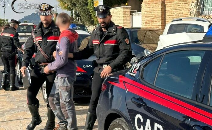 Beccati dai carabinieri con gioielli e strumenti da scasso in auto: arrestati due ladri albanesi