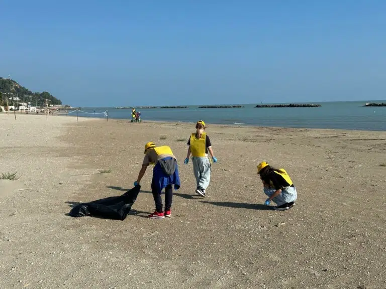 Puliamo il mondo, puliamo Campofilone: gli studenti raccolgono i rifiuti nel lungomare