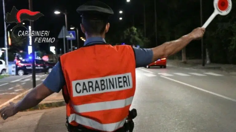 Fermato dai Carabinieri, scende dall’auto e tenta la fuga: aveva con sé della cocaina. Bloccato e denunciato