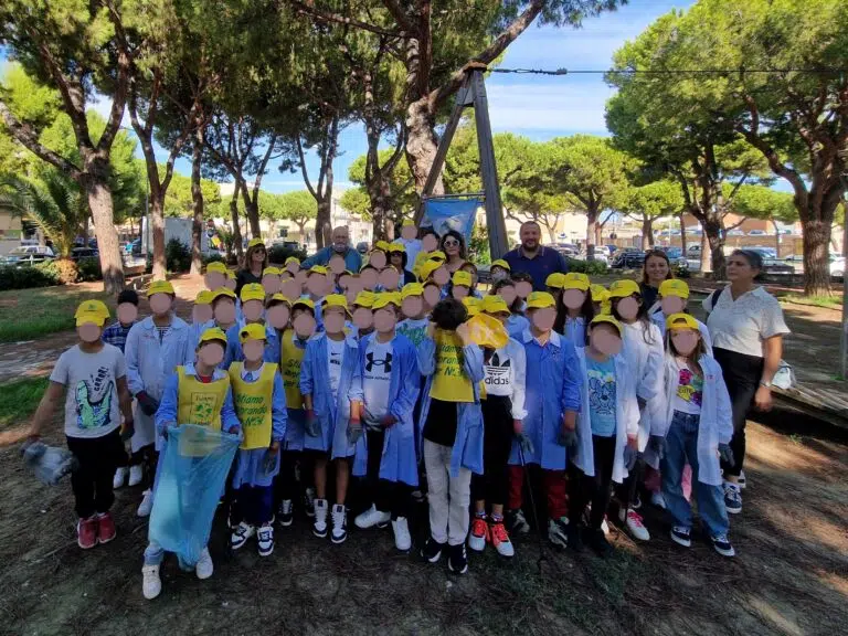 Gli studenti ripuliscono le piazze di Porto San Giorgio con ”Puliamo il Mondo”