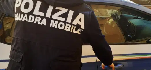 Prende a calci e a morsi i poliziotti, poi si ferisce da solo: arrestato un egiziano