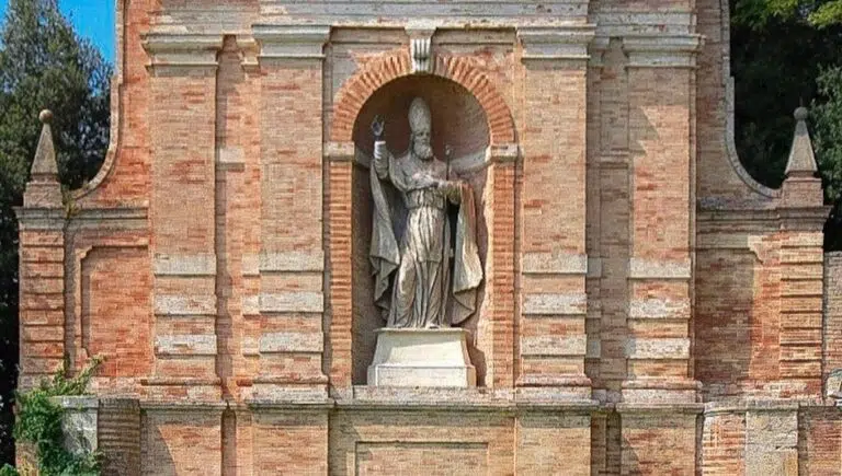 Oggi la giornata nazionale della neurologia: la statua di San Savino a Fermo si illumina di blu