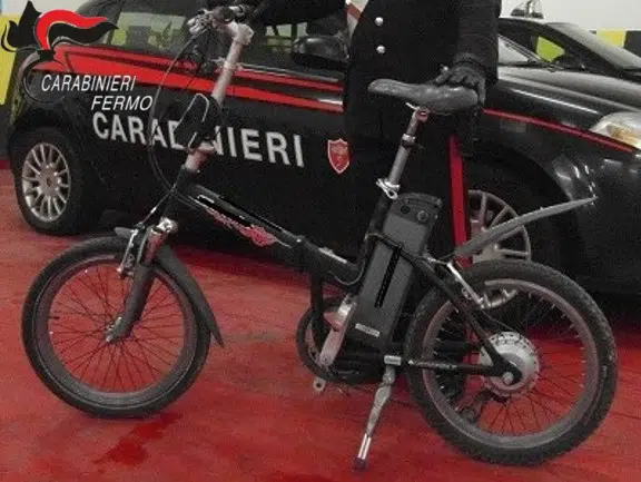 Ruba una e-bike ma viene scoperto dalle telecamere: denunciato un 56enne