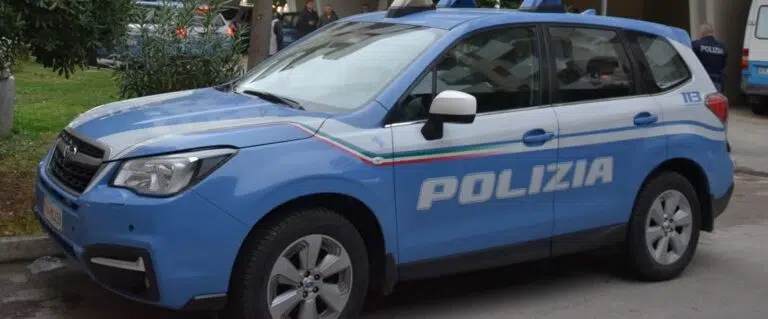 Giovane minaccia il suicidio, i poliziotti lo fanno desistere con il dialogo e lo salvano