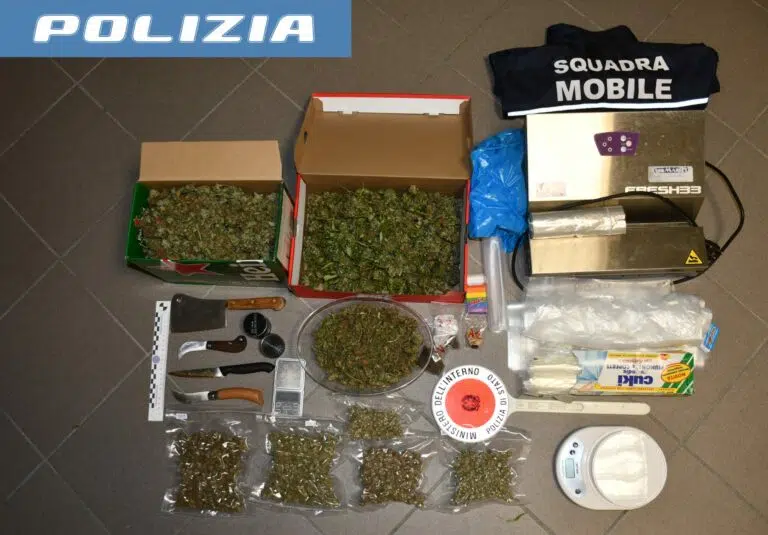 Laboratorio di marijuana in casa e una serra per la coltivazione: arrestato il figlio di un detenuto