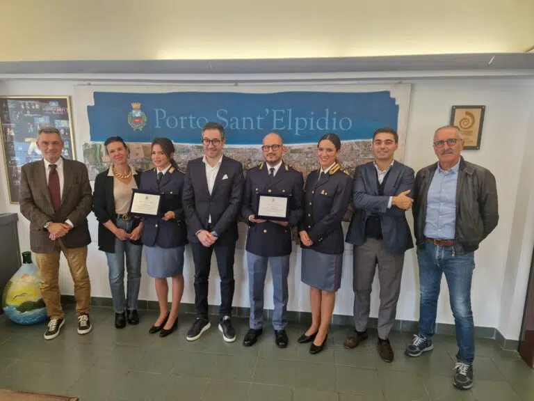 Ritrovano una donna scappata in stato confusionale: premiati due operatori della Polizia di Stato