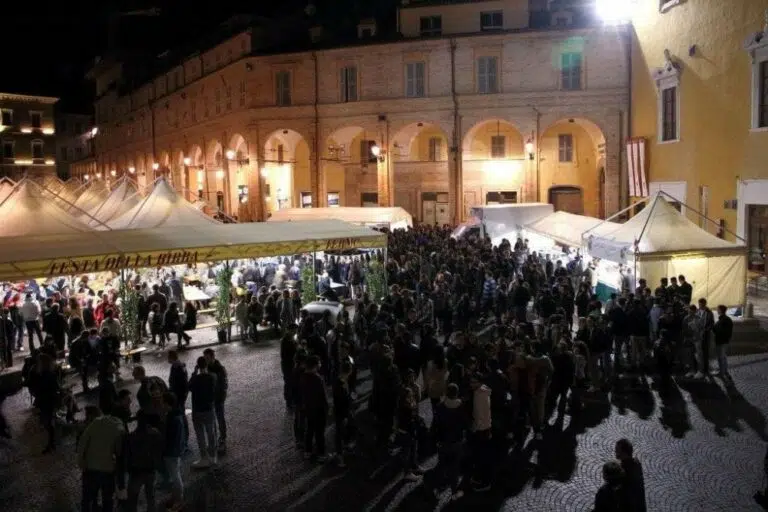 Fermo, a Piazza del Popolo torna “OktoBeerfest”: dal 10 al 12 ottobre birra e specialità provenienti da Ansbach