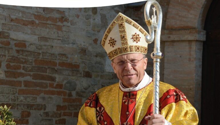 Cattedrale di Fermo in festa per i 50 anni di sacerdozio di Monsignor Armando Trasarti