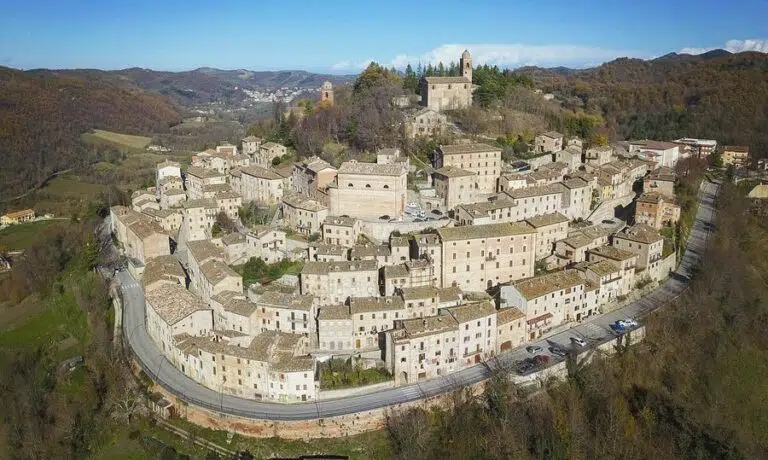 Montefortino, 600.000 euro per le strade di Serra. Castelli: «Fondamentale per l’entroterra»