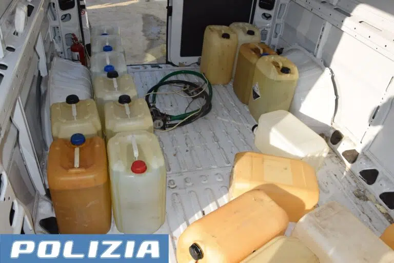 Ruba gasolio dal camion aziendale e, scoperto, picchia i poliziotti: un 56enne finisce agli arresti domiciliari