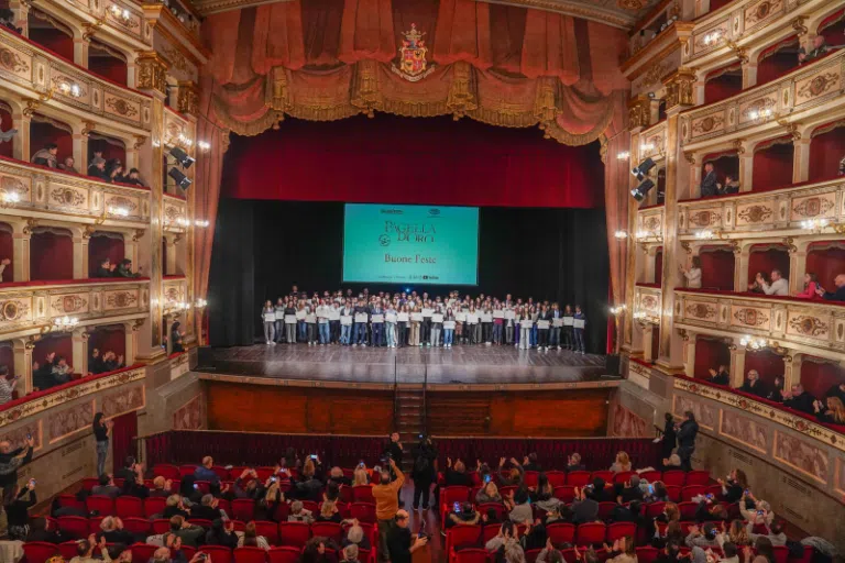 Pagella d’oro: intelligenza artificiale e creatività umana, Carifermo premia 108 studenti al Teatro dell’Aquila