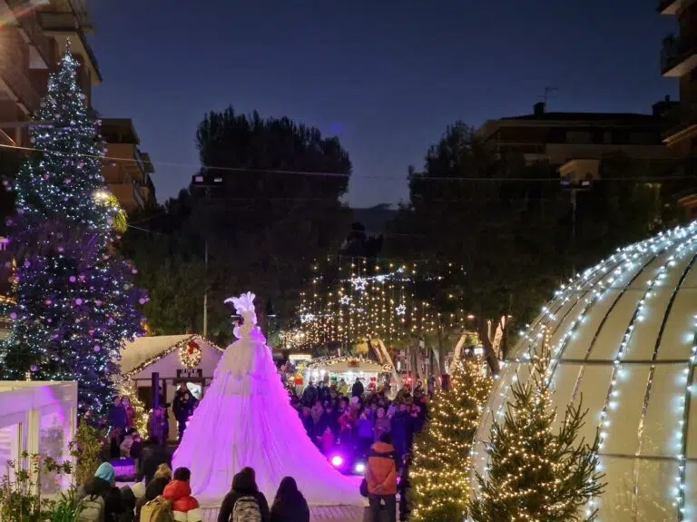 Il concerto della Grande dama e Lumina inaugurano il Natale di Porto San Giorgio