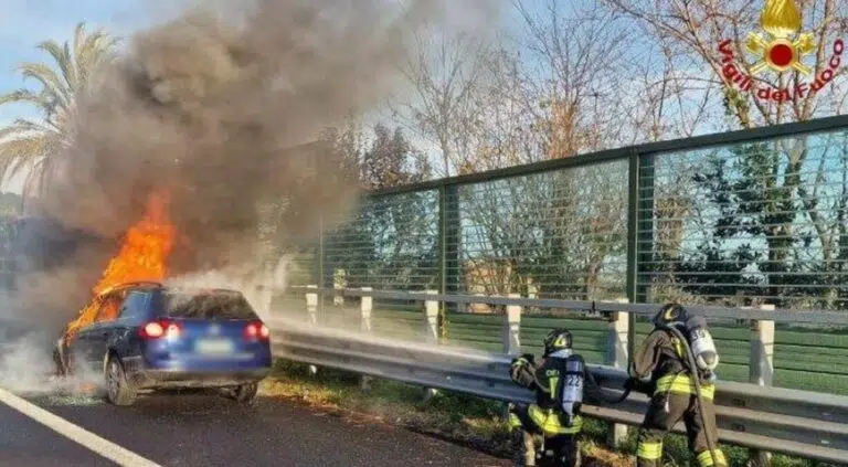 Macchina va a fuoco in autostrada: intervengono i Vigili del Fuoco