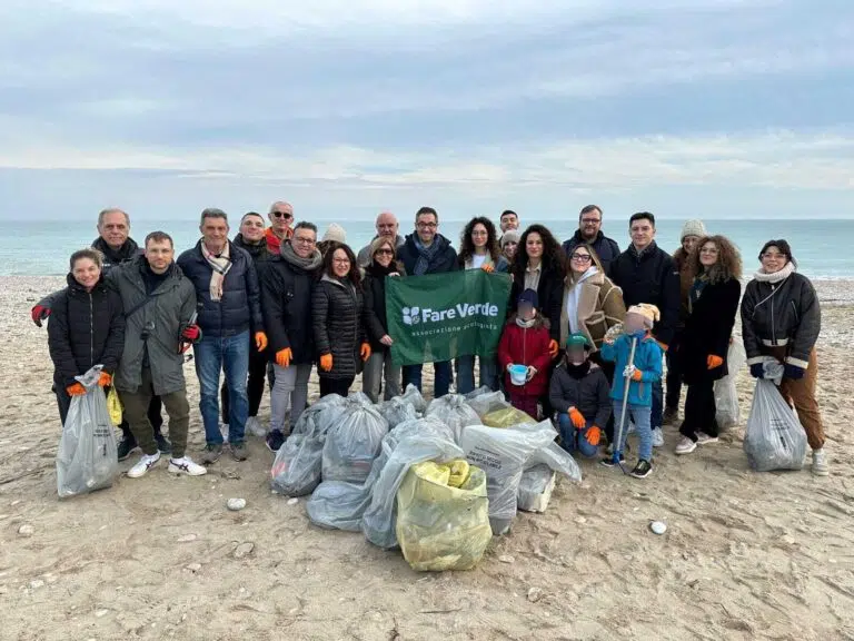 Successo per l’iniziativa “Il mare d’inverno”: decine di volontari ripuliscono la spiaggia dai rifiuti